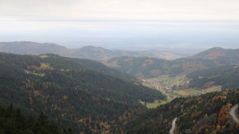 Dieses Bild zeigt eine Webcam-Aufnahme vom Achertal, aufgenommen am Dienstag, den 28.10.2025 um 08:50 Uhr. Die Temperatur betrug 4°C.