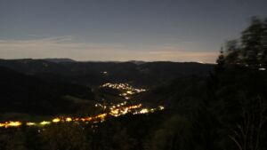 Dieses Bild zeigt eine Webcam-Aufnahme vom Achertal, aufgenommen am Donnerstag, den 22.10.2026 um 22:30 Uhr. Die Temperatur betrug 7.8°C.