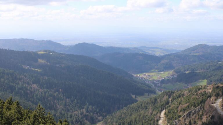 Dieses Bild zeigt eine Webcam-Aufnahme vom Achertal, aufgenommen am Donnerstag, den 12.03.2026 um 14:20 Uhr. Die Temperatur betrug 5.9°C.