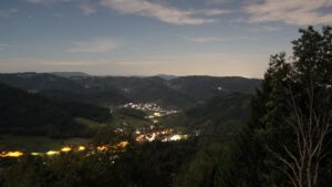 Dieses Bild zeigt eine Webcam-Aufnahme vom Achertal, aufgenommen am Mittwoch, den 30.09.2026 um 01:00 Uhr. Die Temperatur betrug 21.7°C.
