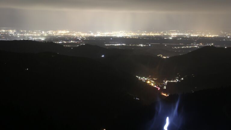 Dieses Bild zeigt eine Webcam-Aufnahme vom Achertal, aufgenommen am Samstag, den 15.11.2025 um 19:00 Uhr. Die Temperatur betrug 8.2°C.