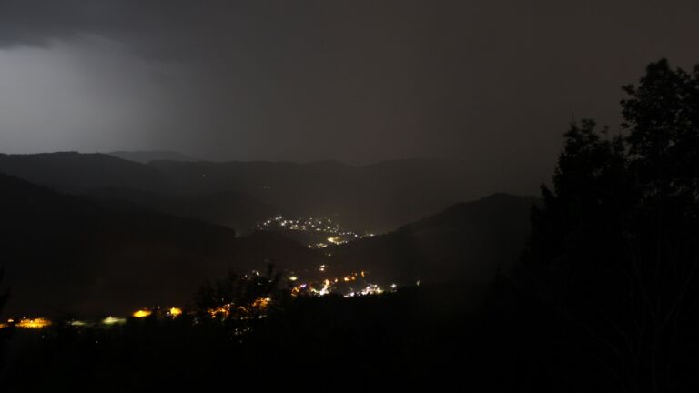 Dieses Bild zeigt eine Webcam-Aufnahme vom Achertal, aufgenommen am Freitag, den 28.08.2026 um 01:00 Uhr. Die Temperatur betrug 22.3°C.
