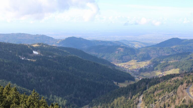 Dieses Bild zeigt eine Webcam-Aufnahme vom Achertal, aufgenommen am Samstag, den 07.02.2026 um 13:30 Uhr. Die Temperatur betrug 9°C.