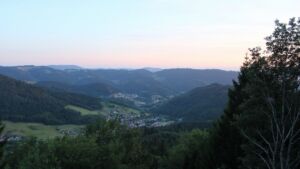 Dieses Bild zeigt eine Webcam-Aufnahme vom Achertal, aufgenommen am Donnerstag, den 23.07.2026 um 21:10 Uhr. Die Temperatur betrug 17.3°C.