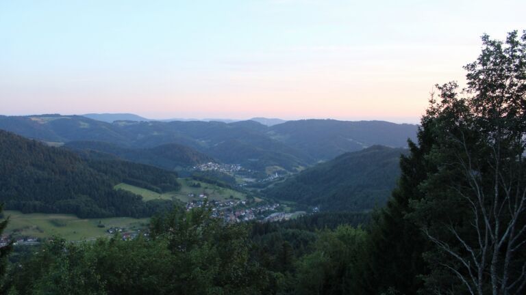 Dieses Bild zeigt eine Webcam-Aufnahme vom Achertal, aufgenommen am Donnerstag, den 23.07.2026 um 21:10 Uhr. Die Temperatur betrug 17.3°C.