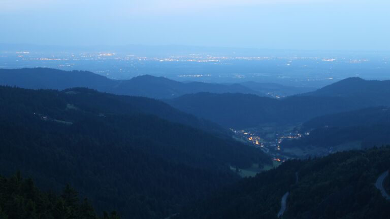Dieses Bild zeigt eine Webcam-Aufnahme vom Achertal, aufgenommen am Dienstag, den 03.06.2025 um 22:10 Uhr. Die Temperatur betrug 13°C.