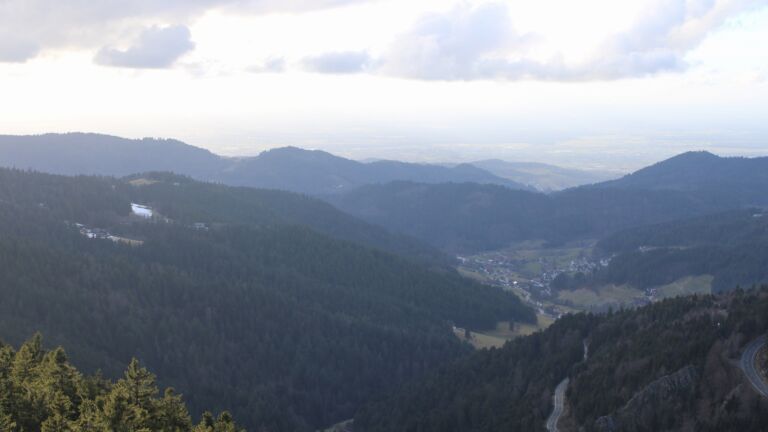 Dieses Bild zeigt eine Webcam-Aufnahme vom Achertal, aufgenommen am Samstag, den 07.02.2026 um 16:00 Uhr. Die Temperatur betrug 8.4°C.