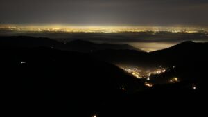 Dieses Bild zeigt eine Webcam-Aufnahme vom Achertal, aufgenommen am Sonntag, den 21.12.2025 um 20:00 Uhr. Die Temperatur betrug 7.7°C.