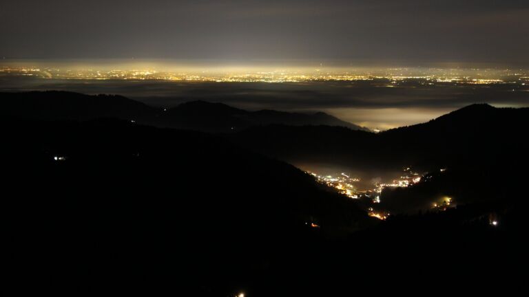 Dieses Bild zeigt eine Webcam-Aufnahme vom Achertal, aufgenommen am Sonntag, den 21.12.2025 um 20:00 Uhr. Die Temperatur betrug 7.7°C.