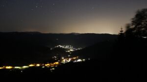Dieses Bild zeigt eine Webcam-Aufnahme vom Achertal, aufgenommen am Dienstag, den 26.05.2026 um 03:30 Uhr. Die Temperatur betrug 21.2°C.