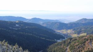 Dieses Bild zeigt eine Webcam-Aufnahme vom Achertal, aufgenommen am Montag, den 01.12.2025 um 14:10 Uhr. Die Temperatur betrug 2.1°C.