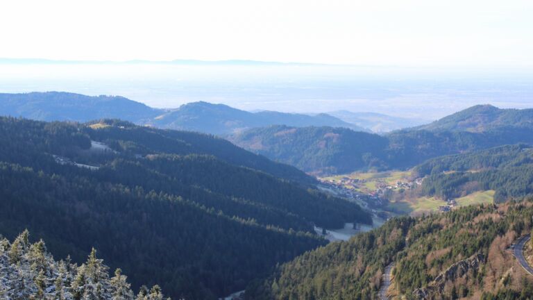 Dieses Bild zeigt eine Webcam-Aufnahme vom Achertal, aufgenommen am Montag, den 01.12.2025 um 14:10 Uhr. Die Temperatur betrug 2.1°C.