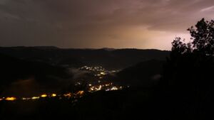 Dieses Bild zeigt eine Webcam-Aufnahme vom Achertal, aufgenommen am Freitag, den 28.08.2026 um 04:30 Uhr. Die Temperatur betrug 18.7°C.