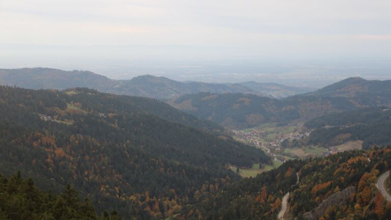 Dieses Bild zeigt eine Webcam-Aufnahme vom Achertal, aufgenommen am Sonntag, den 19.10.2025 um 17:50 Uhr. Die Temperatur betrug 10.1°C.