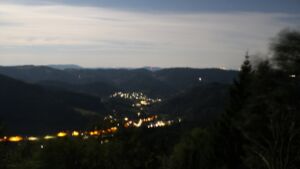 Dieses Bild zeigt eine Webcam-Aufnahme vom Achertal, aufgenommen am Donnerstag, den 27.08.2026 um 01:00 Uhr. Die Temperatur betrug 22.1°C.