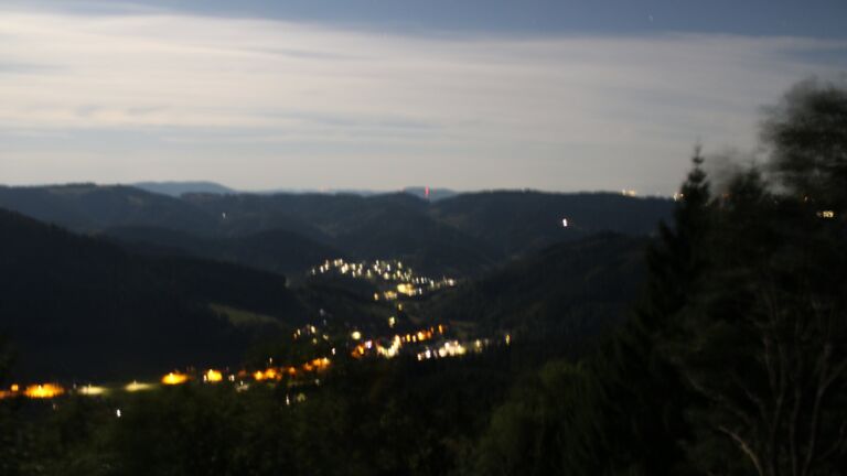 Dieses Bild zeigt eine Webcam-Aufnahme vom Achertal, aufgenommen am Donnerstag, den 27.08.2026 um 01:00 Uhr. Die Temperatur betrug 22.1°C.