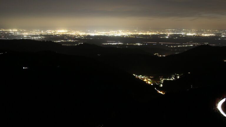 Dieses Bild zeigt eine Webcam-Aufnahme vom Achertal, aufgenommen am Montag, den 06.04.2026 um 21:40 Uhr. Die Temperatur betrug 9°C.