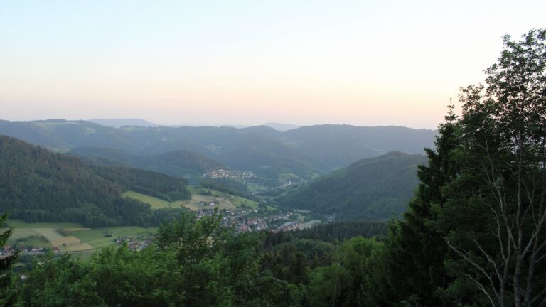 Dieses Bild zeigt eine Webcam-Aufnahme vom Achertal, aufgenommen am Mittwoch, den 27.05.2026 um 21:00 Uhr. Die Temperatur betrug 22.5°C.