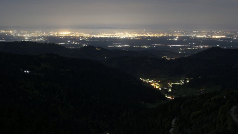 Dieses Bild zeigt eine Webcam-Aufnahme vom Achertal, aufgenommen am Sonntag, den 26.04.2026 um 22:30 Uhr. Die Temperatur betrug 9.9°C.