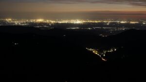 Dieses Bild zeigt eine Webcam-Aufnahme vom Achertal, aufgenommen am Freitag, den 17.04.2026 um 21:40 Uhr. Die Temperatur betrug 12.8°C.