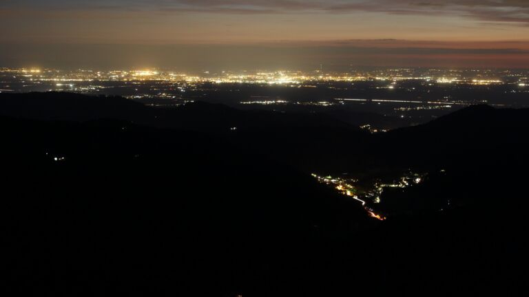 Dieses Bild zeigt eine Webcam-Aufnahme vom Achertal, aufgenommen am Freitag, den 17.04.2026 um 21:40 Uhr. Die Temperatur betrug 12.8°C.