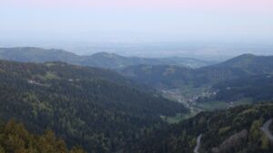 Dieses Bild zeigt eine Webcam-Aufnahme vom Achertal, aufgenommen am Freitag, den 24.04.2026 um 06:10 Uhr. Die Temperatur betrug 8.1°C.