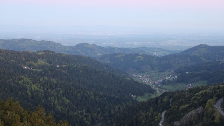 Dieses Bild zeigt eine Webcam-Aufnahme vom Achertal, aufgenommen am Freitag, den 24.04.2026 um 06:10 Uhr. Die Temperatur betrug 8.1°C.