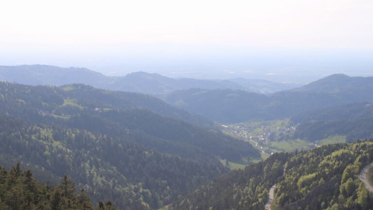 Dieses Bild zeigt eine Webcam-Aufnahme vom Achertal, aufgenommen am Montag, den 27.04.2026 um 18:00 Uhr. Die Temperatur betrug 15.2°C.