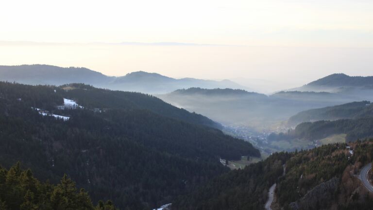 Dieses Bild zeigt eine Webcam-Aufnahme vom Achertal, aufgenommen am Samstag, den 17.01.2026 um 16:30 Uhr. Die Temperatur betrug 6.1°C.