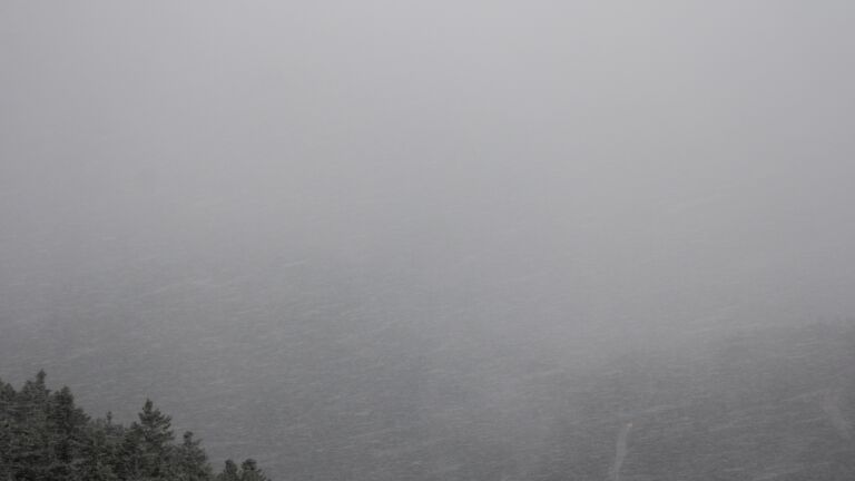 Dieses Bild zeigt eine Webcam-Aufnahme vom Achertal, aufgenommen am Montag, den 17.11.2025 um 09:00 Uhr. Die Temperatur betrug -0.4°C.