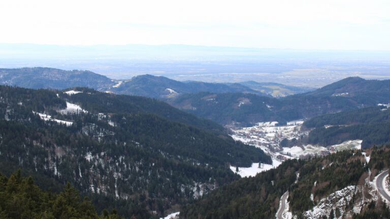 Dieses Bild zeigt eine Webcam-Aufnahme vom Achertal, aufgenommen am Dienstag, den 13.01.2026 um 13:50 Uhr. Die Temperatur betrug 6.4°C.