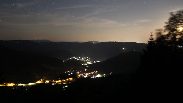 Dieses Bild zeigt eine Webcam-Aufnahme vom Achertal, aufgenommen am Dienstag, den 23.06.2026 um 01:00 Uhr. Die Temperatur betrug 25°C.