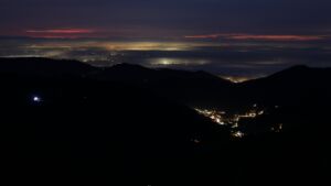 Dieses Bild zeigt eine Webcam-Aufnahme vom Achertal, aufgenommen am Dienstag, den 16.12.2025 um 17:40 Uhr. Die Temperatur betrug 5.6°C.