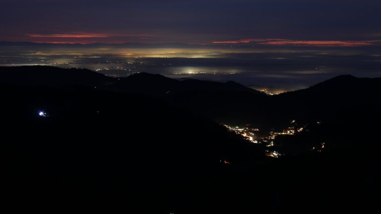 Dieses Bild zeigt eine Webcam-Aufnahme vom Achertal, aufgenommen am Dienstag, den 16.12.2025 um 17:40 Uhr. Die Temperatur betrug 5.6°C.