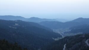 Dieses Bild zeigt eine Webcam-Aufnahme vom Achertal, aufgenommen am Donnerstag, den 05.03.2026 um 18:20 Uhr. Die Temperatur betrug 9.4°C.