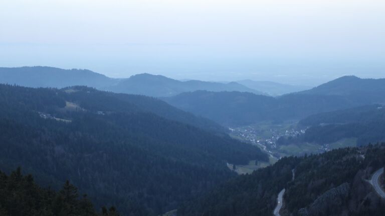 Dieses Bild zeigt eine Webcam-Aufnahme vom Achertal, aufgenommen am Donnerstag, den 05.03.2026 um 18:20 Uhr. Die Temperatur betrug 9.4°C.