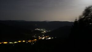 Dieses Bild zeigt eine Webcam-Aufnahme vom Achertal, aufgenommen am Montag, den 25.05.2026 um 01:00 Uhr. Die Temperatur betrug 21.3°C.