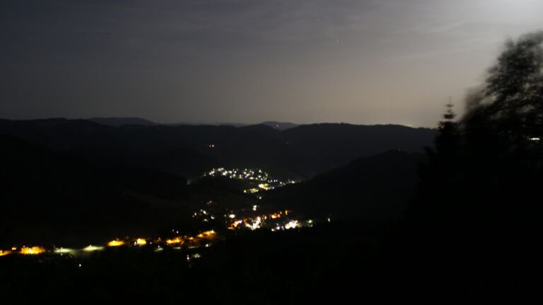 Dieses Bild zeigt eine Webcam-Aufnahme vom Achertal, aufgenommen am Montag, den 25.05.2026 um 01:00 Uhr. Die Temperatur betrug 21.3°C.