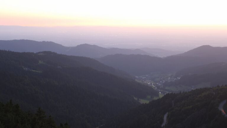 Dieses Bild zeigt eine Webcam-Aufnahme vom Achertal, aufgenommen am Samstag, den 09.08.2025 um 21:20 Uhr. Die Temperatur betrug 22.6°C.