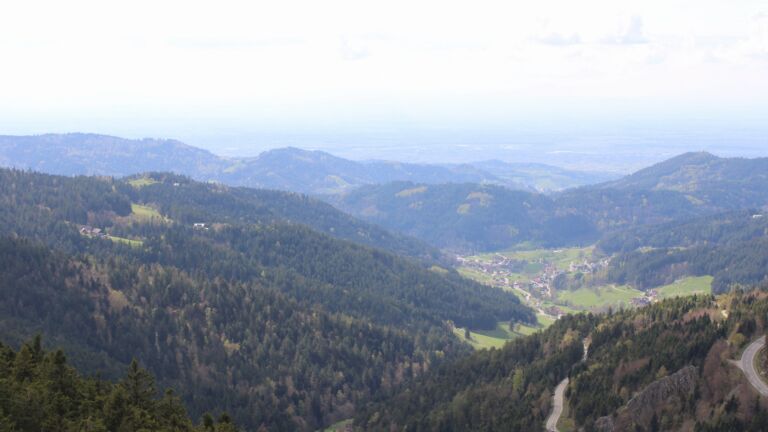 Dieses Bild zeigt eine Webcam-Aufnahme vom Achertal, aufgenommen am Donnerstag, den 16.04.2026 um 16:00 Uhr. Die Temperatur betrug 12.2°C.