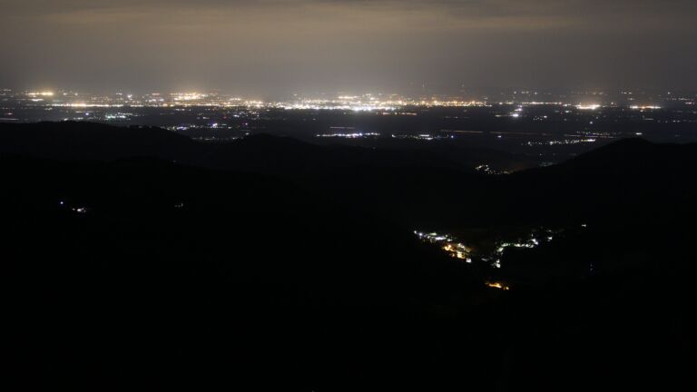 Dieses Bild zeigt eine Webcam-Aufnahme vom Achertal, aufgenommen am Dienstag, den 20.05.2025 um 03:30 Uhr. Die Temperatur betrug 10.8°C.