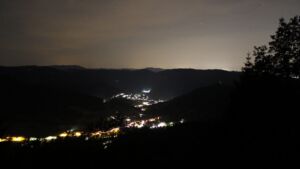 Dieses Bild zeigt eine Webcam-Aufnahme vom Achertal, aufgenommen am Sonntag, den 21.06.2026 um 02:00 Uhr. Die Temperatur betrug 25°C.