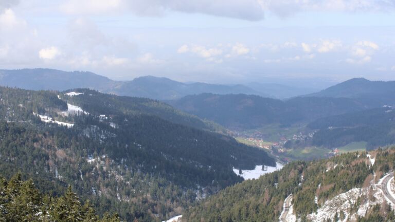 Dieses Bild zeigt eine Webcam-Aufnahme vom Achertal, aufgenommen am Mittwoch, den 01.04.2026 um 11:50 Uhr. Die Temperatur betrug 4.4°C.