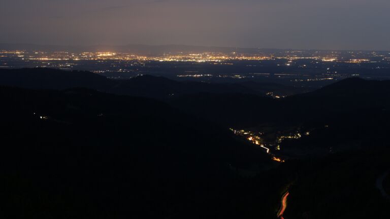 Dieses Bild zeigt eine Webcam-Aufnahme vom Achertal, aufgenommen am Sonntag, den 08.06.2025 um 22:40 Uhr. Die Temperatur betrug 7.2°C.