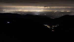 Dieses Bild zeigt eine Webcam-Aufnahme vom Achertal, aufgenommen am Donnerstag, den 27.11.2025 um 01:00 Uhr. Die Temperatur betrug -1.4°C.