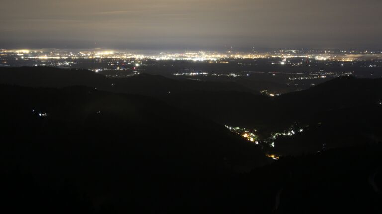 Dieses Bild zeigt eine Webcam-Aufnahme vom Achertal, aufgenommen am Freitag, den 01.08.2025 um 22:40 Uhr. Die Temperatur betrug 12.1°C.