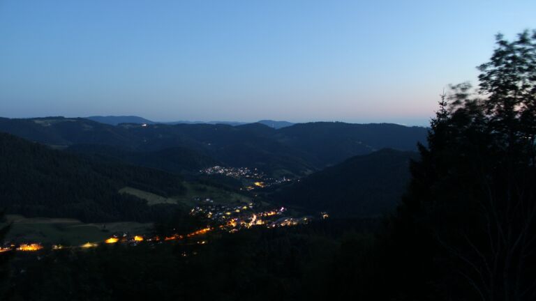 Dieses Bild zeigt eine Webcam-Aufnahme vom Achertal, aufgenommen am Samstag, den 04.07.2026 um 22:30 Uhr. Die Temperatur betrug 20°C.