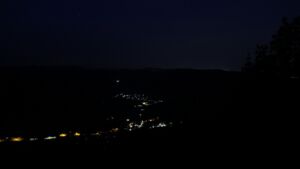 Dieses Bild zeigt eine Webcam-Aufnahme vom Achertal, aufgenommen am Sonntag, den 28.06.2026 um 03:50 Uhr. Die Temperatur betrug 28.3°C.