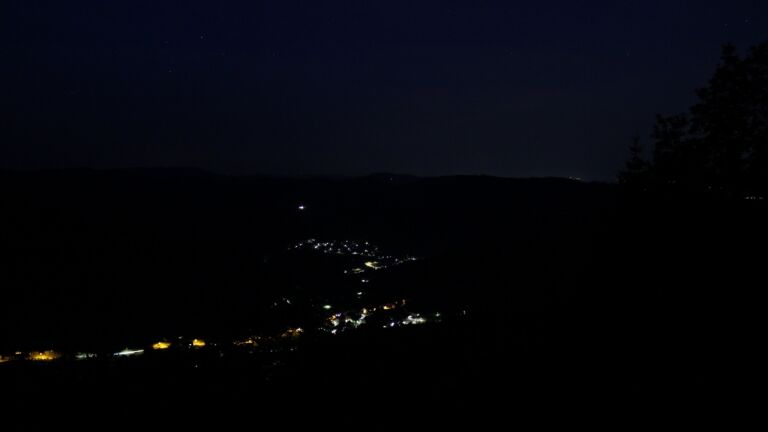 Dieses Bild zeigt eine Webcam-Aufnahme vom Achertal, aufgenommen am Sonntag, den 28.06.2026 um 03:50 Uhr. Die Temperatur betrug 28.3°C.