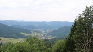 Dieses Bild zeigt eine Webcam-Aufnahme vom Achertal, aufgenommen am Mittwoch, den 15.07.2026 um 15:10 Uhr. Die Temperatur betrug 27.9°C.